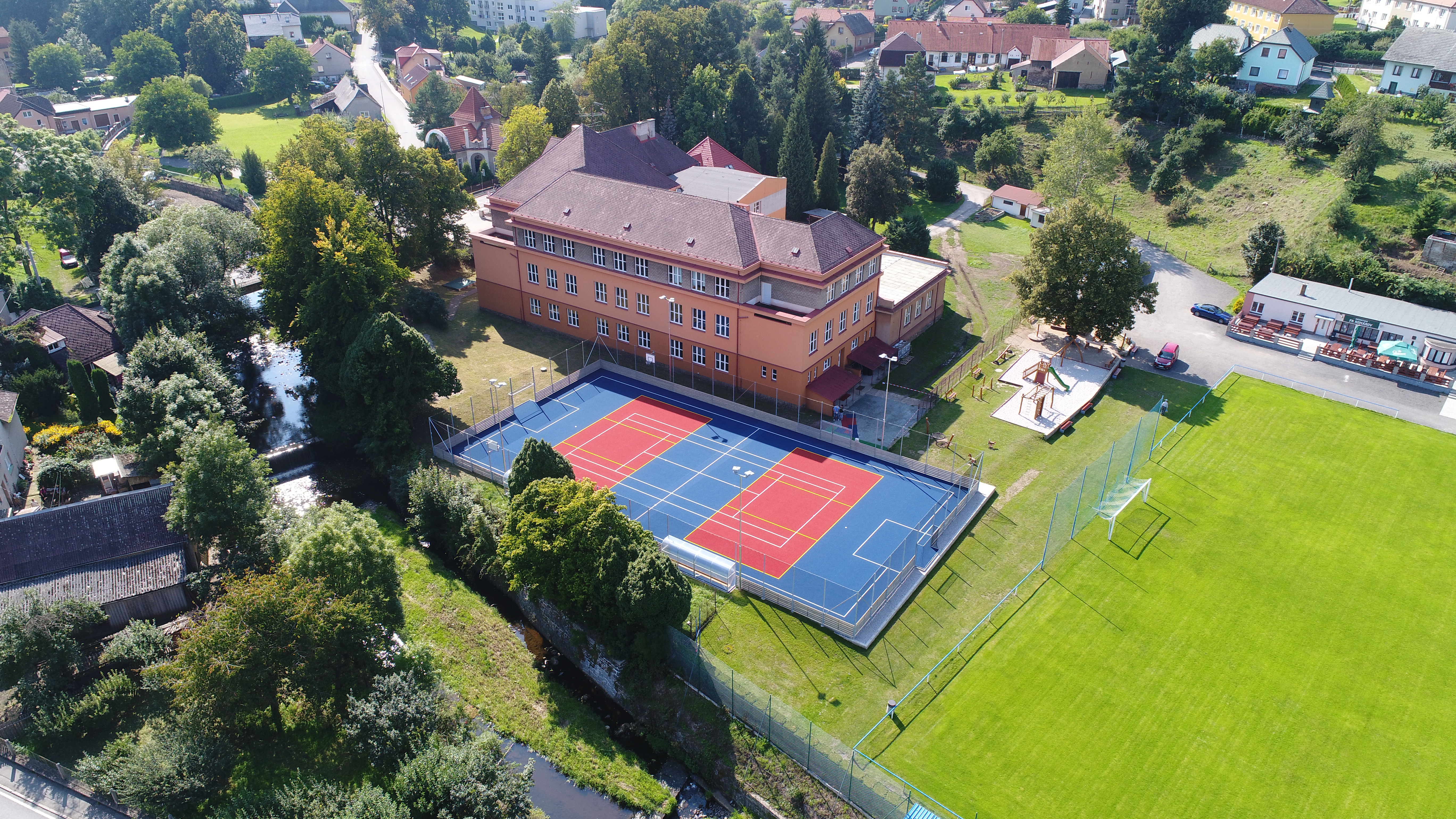 Víceúčelové sportovní hřiště Komárov